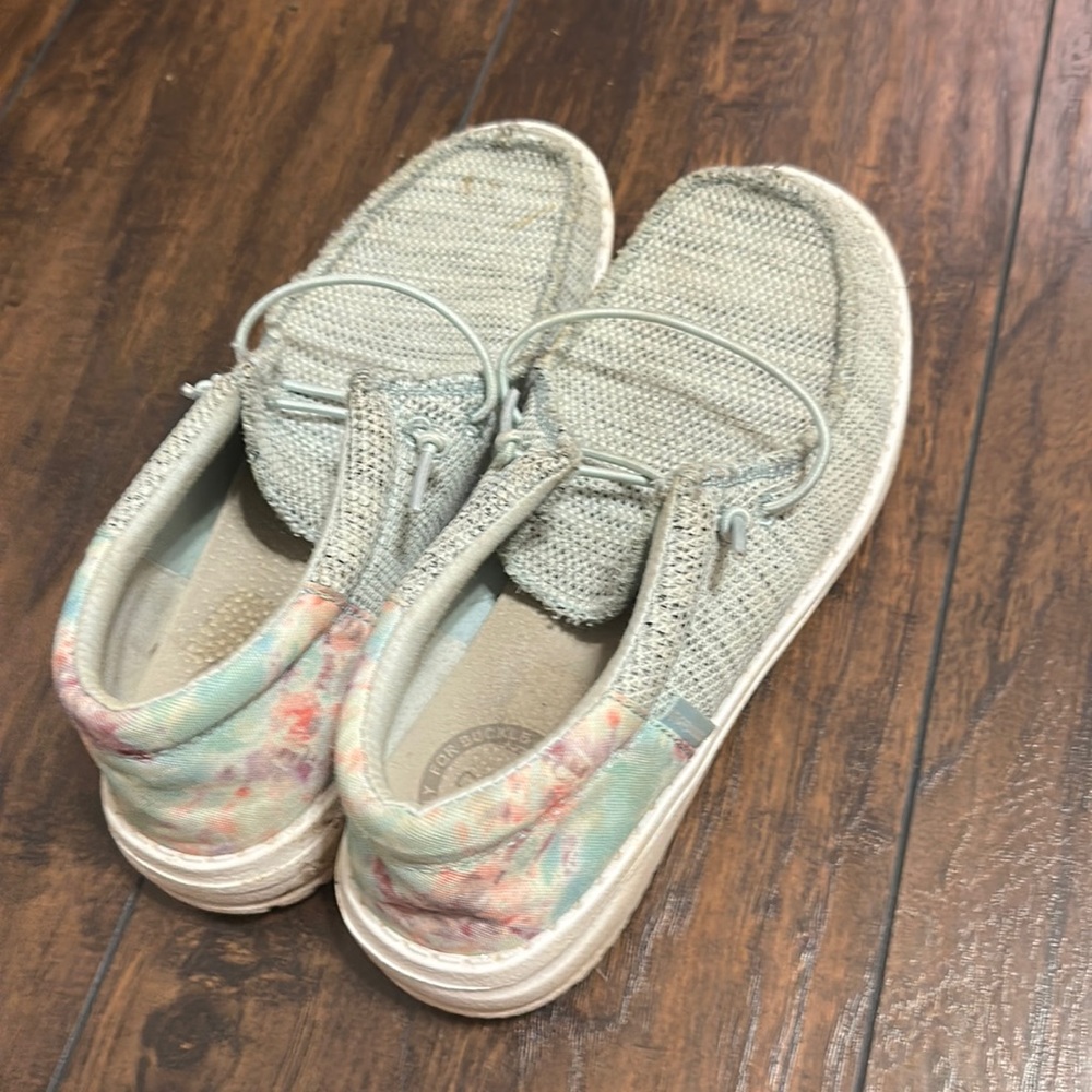 Women’s Hey Dudes size 6
